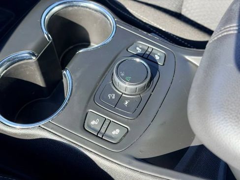 Used 2023 GMC Terrain SLE w/ Driver Convenience Package FWD image 18