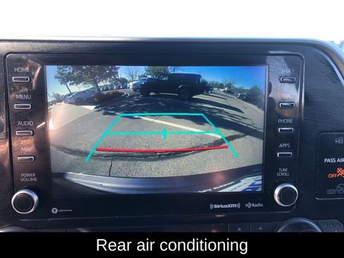 Used 2021 Toyota Highlander XLE AWD/4WD image 6