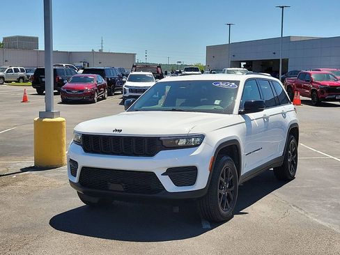 Used 2025 Jeep Grand Cherokee Altitude AWD/4WD image 2