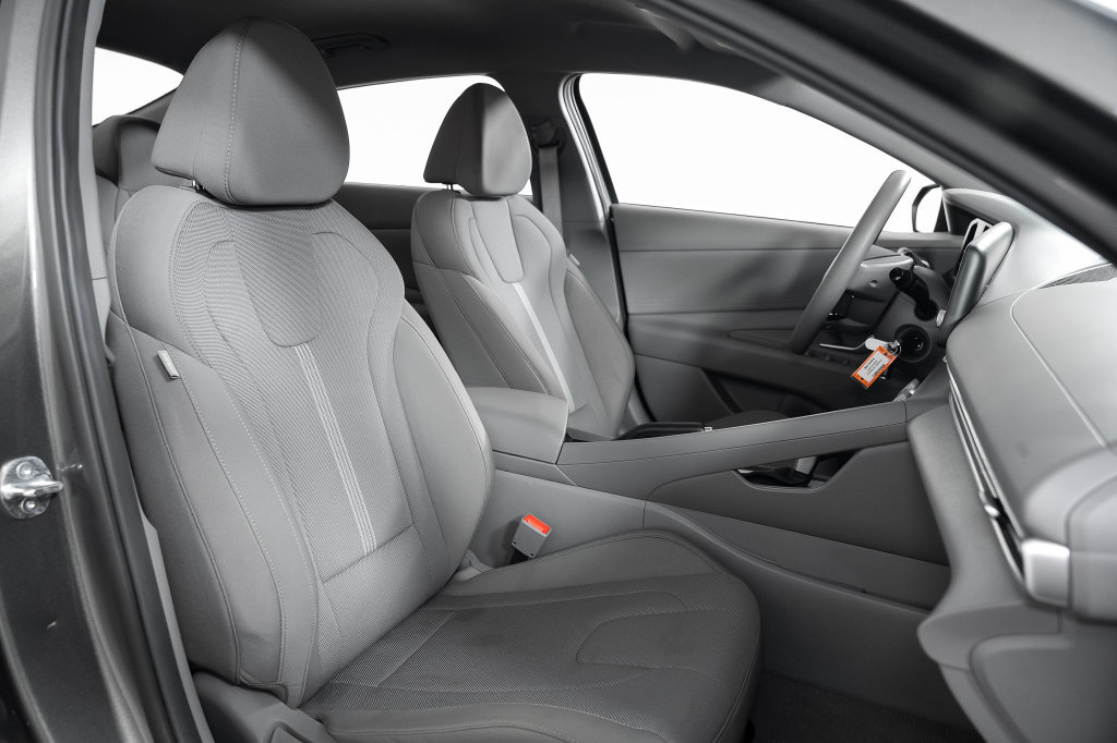 Certified 2026 Hyundai Elantra SE FWD image 27