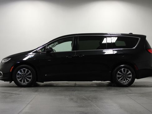 Used 2023 Chrysler Pacifica Touring-L FWD image 7
