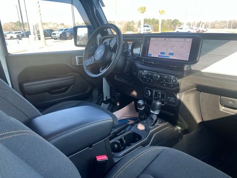 Used 2024 Jeep Gladiator Sport image 14