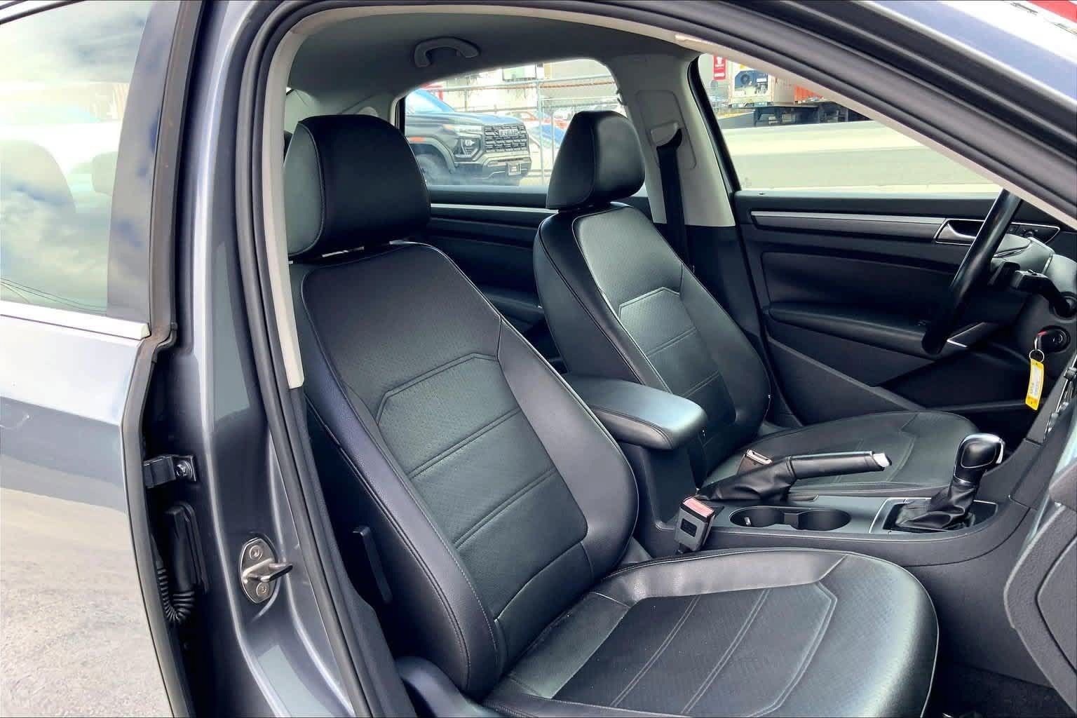 Used 2017 Volkswagen Passat 1.8T R-Line FWD image 13