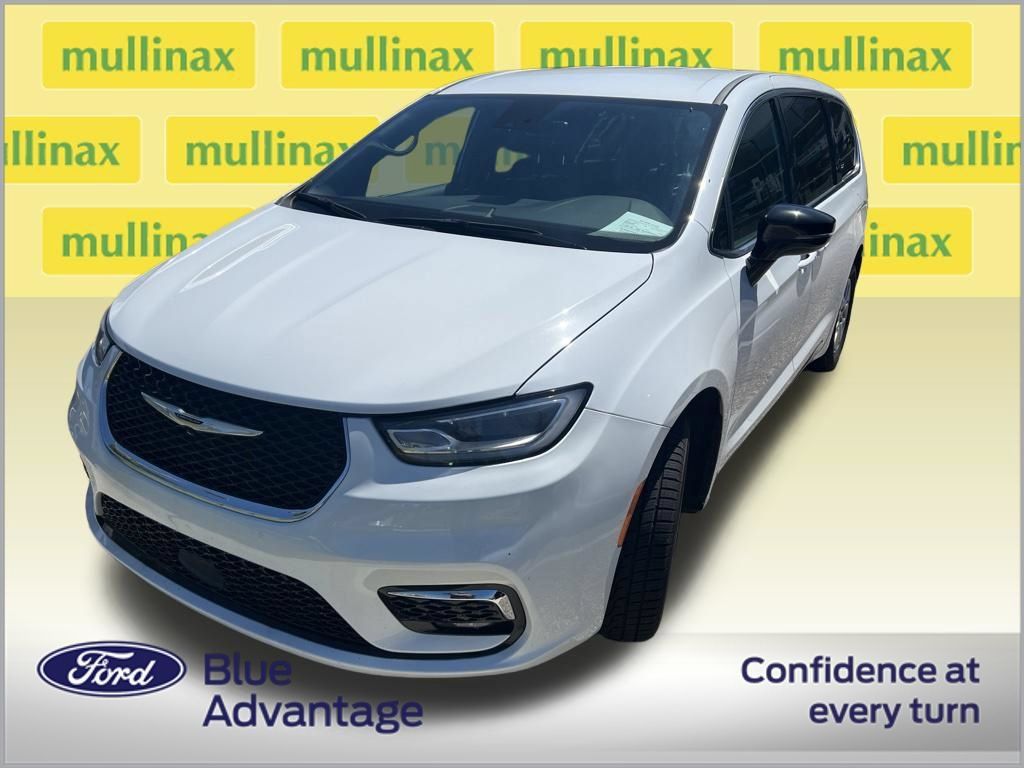 Used 2025 Chrysler Pacifica Select FWD image 2
