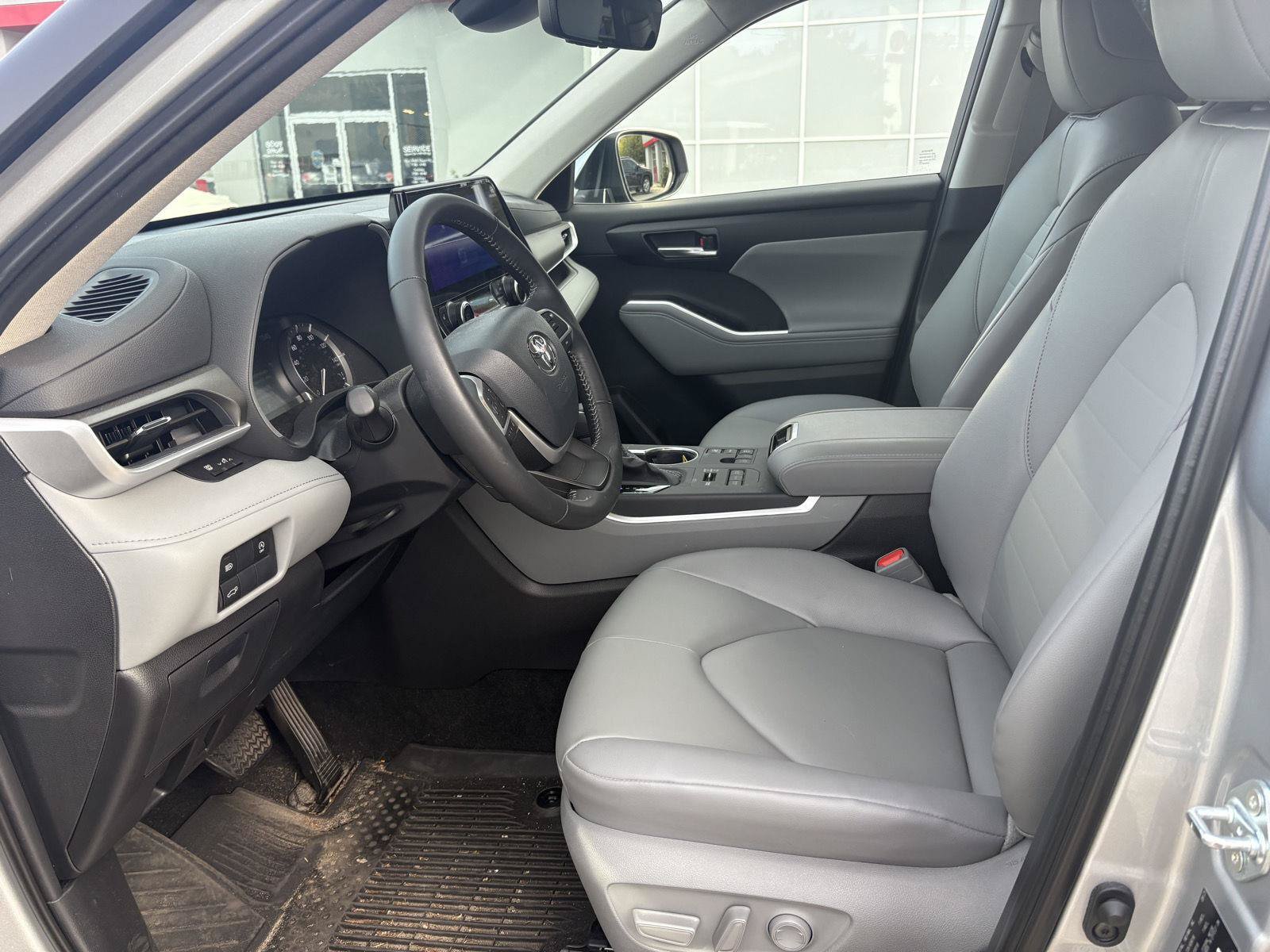 Used 2025 Toyota Highlander XLE AWD/4WD image 10