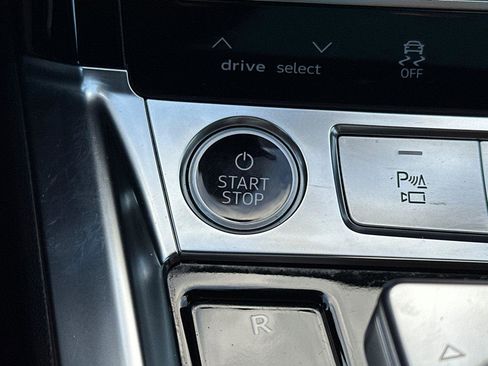 Used 2024 Audi Q8 e-tron Premium Plus image 22