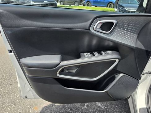 Certified 2025 Kia Soul LX w/ LX Technology Package FWD image 17
