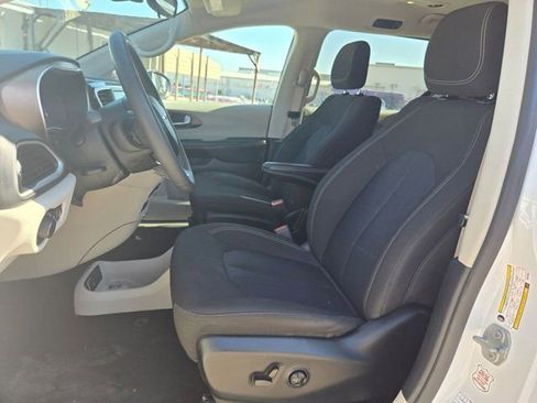 Used 2023 Chrysler Voyager LX image 23