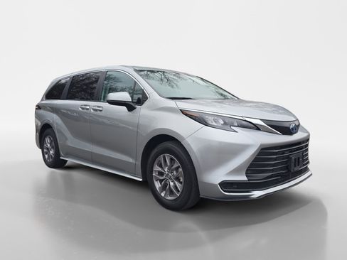 Used 2024 Toyota Sienna LE image 7