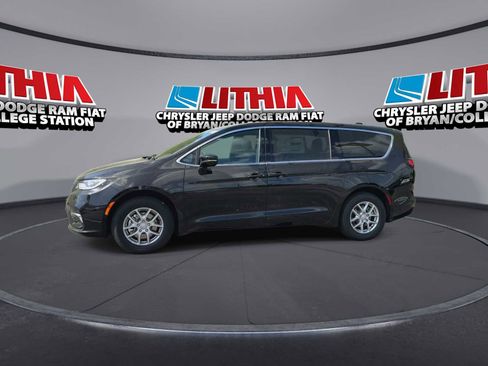 New 2026 Chrysler Pacifica Select image 4