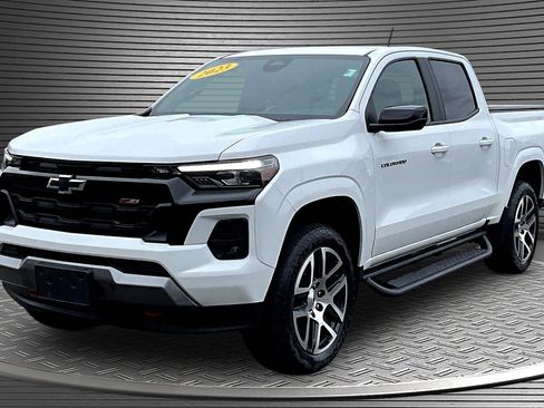 Used 2023 Chevrolet Colorado Z71 w/ Z71 Convenience Package 2 AWD/4WD image 3