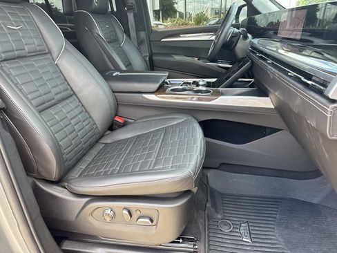 Used 2025 Cadillac Escalade Sport Platinum w/ LPO, ONYX Package AWD/4WD image 9