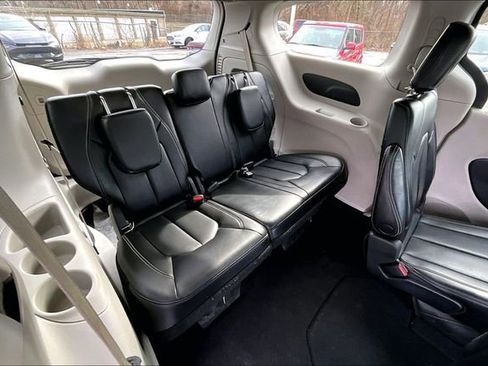 Used 2023 Chrysler Pacifica Touring-L FWD image 26