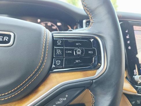 Used 2022 Jeep Grand Wagoneer Series III AWD/4WD image 26