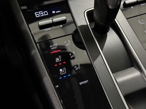 Certified 2024 Porsche Macan image 40