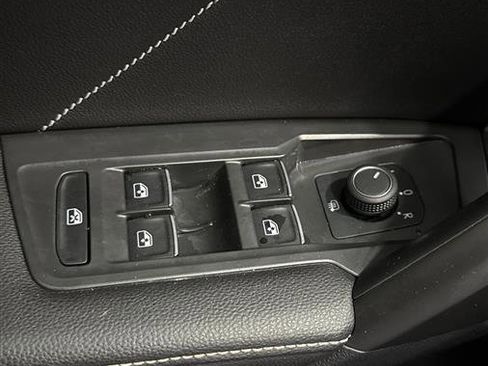 Used 2022 Volkswagen Tiguan SE image 56