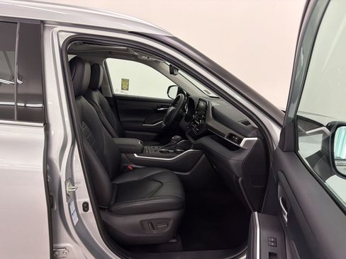 Used 2020 Toyota Highlander XLE AWD/4WD image 26