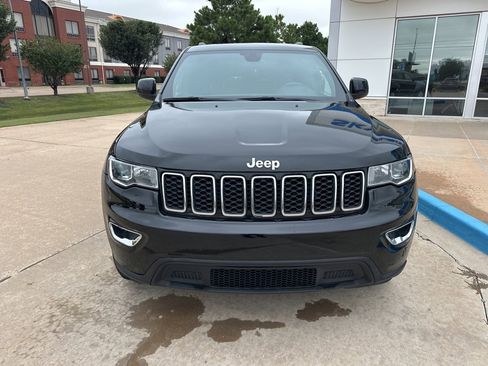 Used 2021 Jeep Grand Cherokee Laredo image 3