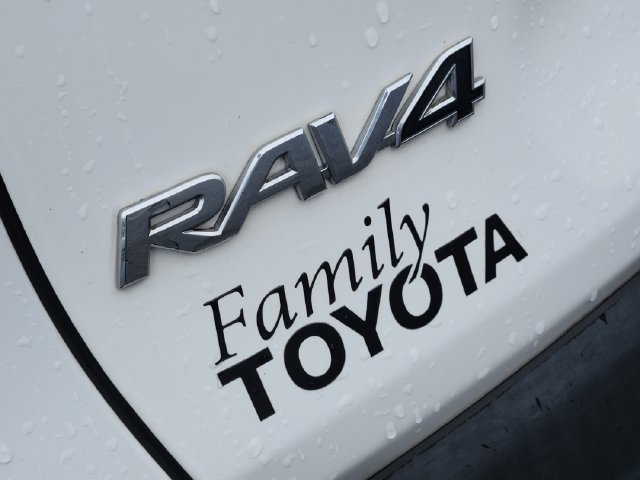 Used 2022 Toyota RAV4 XLE w/ Convenience Package FWD image 6