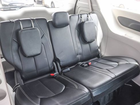 Used 2023 Chrysler Pacifica Touring-L FWD image 19