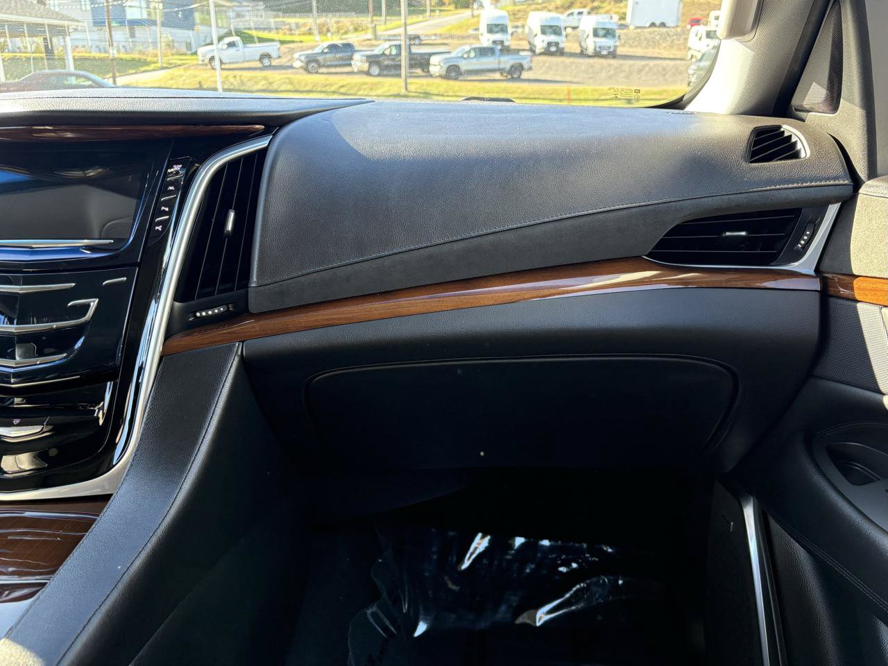 Used 2018 Cadillac Escalade ESV Luxury AWD/4WD image 26