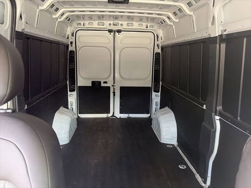 Used 2024 RAM ProMaster 2500 w/ Convenience Group image 11