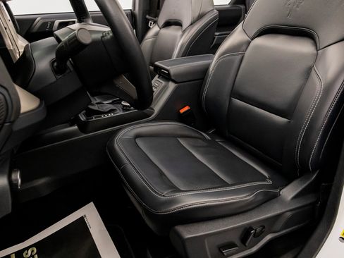 Used 2025 Ford Bronco Outer Banks image 29