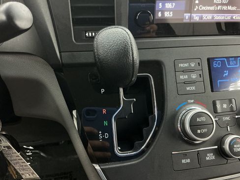 Used 2015 Toyota Sienna LE FWD image 35