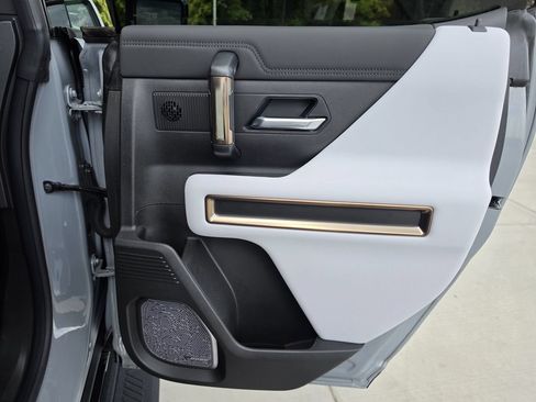 Used 2025 GMC Hummer EV 2X w/ LPO, Dark Essentials Package AWD/4WD image 39