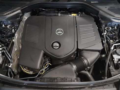 Used 2024 Mercedes-Benz GLC 300 4MATIC image 27