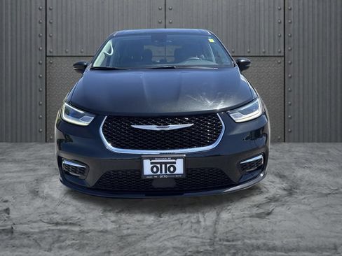 Used 2023 Chrysler Pacifica Touring-L FWD image 2