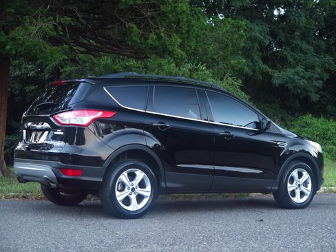 Used 2016 Ford Escape SE w/ Equipment Group 201A FWD image 4