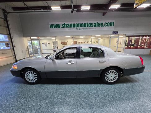 Used 2005 Lincoln Town Car Signature RWD image 11