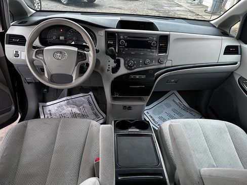 Used 2012 Toyota Sienna LE image 13