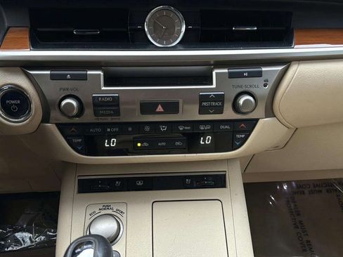 Used 2014 Lexus ES 300h image 17