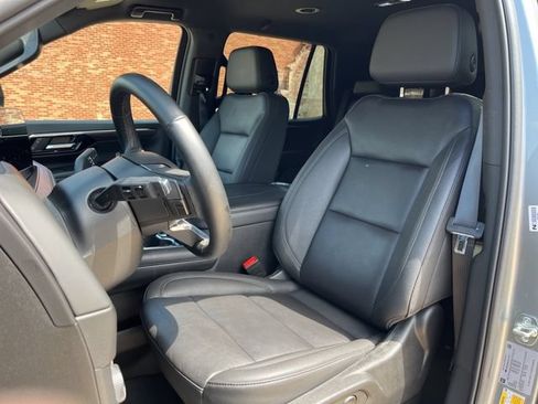 Used 2025 Chevrolet Tahoe Z71 AWD/4WD image 28