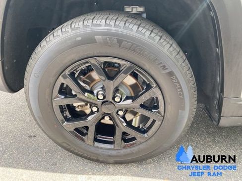 Used 2025 Jeep Grand Cherokee Altitude AWD/4WD image 10