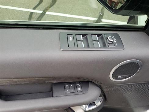 Used 2019 Land Rover Discovery HSE image 24