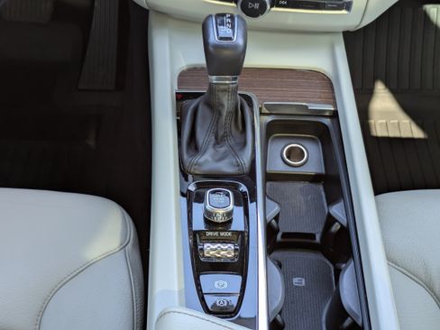 Used 2021 Volvo XC60 T5 Momentum w/ Protection Package Premier image 20