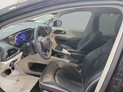 Used 2023 Chrysler Pacifica Limited image 4