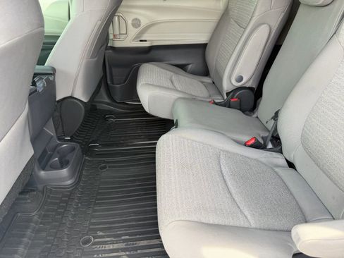 Used 2023 Toyota Sienna LE FWD image 15
