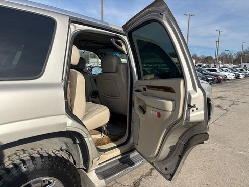 Used 2004 Cadillac Escalade AWD image 11