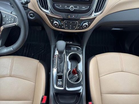 Used 2024 Chevrolet Equinox Premier image 18