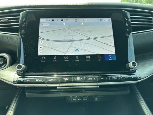 Certified 2024 Jeep Wagoneer L Series III w/ Premium Group I AWD/4WD image 11