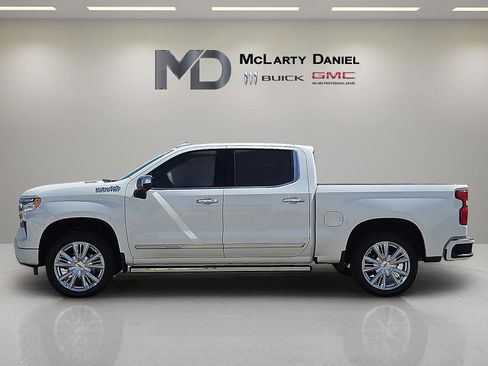 Used 2023 Chevrolet Silverado 1500 High Country w/ High Country Premium Package AWD/4WD image 2