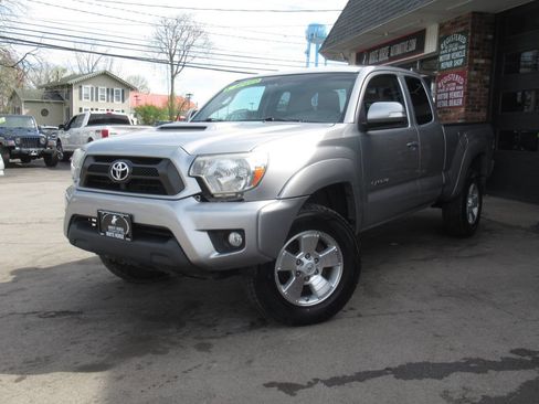 Used 2015 Toyota Tacoma 4x4 Access Cab V6 w/ TRD Sport Package image 27