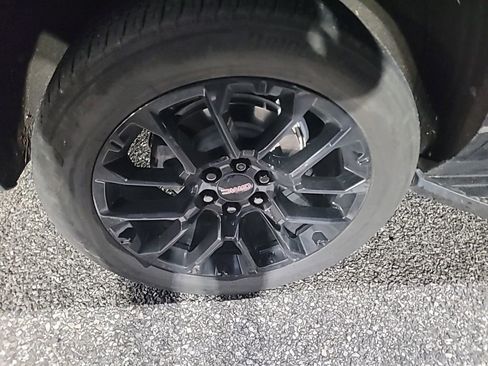 Used 2023 GMC Yukon SLT w/ SLT Luxury Package image 10