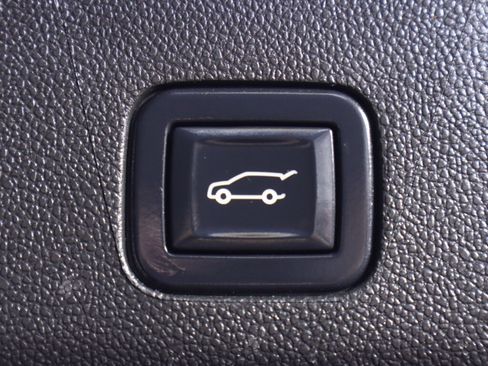 Used 2022 Chevrolet Suburban Z71 w/ Luxury Package image 40