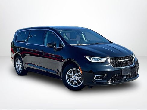 Used 2024 Chrysler Pacifica Touring-L FWD image 13