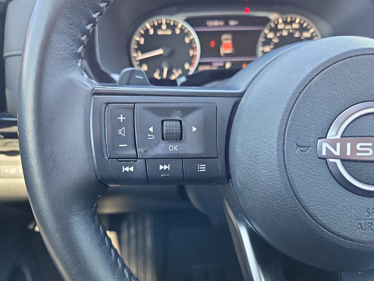 Used 2025 Nissan Pathfinder SV FWD image 17